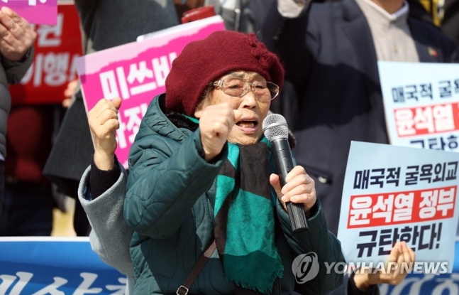 한국 재단이 징용 배상 "한일관계 위한 결단"…피해자는 '반발' 한국 재단이 징용 배상 "한일관계 위한 결단"…피해자는 '반발'