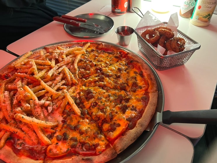  [홍대/연남 맛집] 뉴오더 클럽 솔직후기 포테이토 미트러버스 반반피자 풍자 또간집