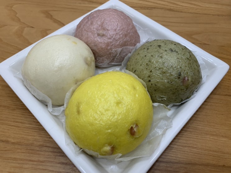 맛있는 수제찐빵 금계찐빵 4색 혼합 수제찐빵 쫄깃하고 옥수수알이 박힌 특별한 찐빵이라 촉촉하게 쪄서 먹으니 너무 맛있어요 (+ 흰찐빵, 옥수수찐빵,쑥찐빵, 딸기찐빵) 맛있는 수제찐빵 금계찐빵 4색 혼합 수제찐빵 쫄깃하고 옥수수알이 박힌 특별한 찐빵이라 촉촉하게 쪄서 먹으니 너무 맛있어요 (+ 흰찐빵, 옥수수찐빵,쑥찐빵, 딸기찐빵)