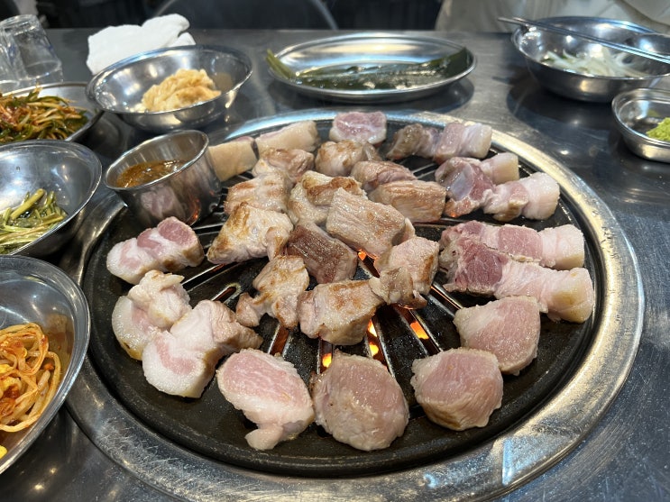  제주도 분들이 가시는 흑돼지 맛집 먹고정 : 모든 테이블에서 제주도 사투리가 들립니다
