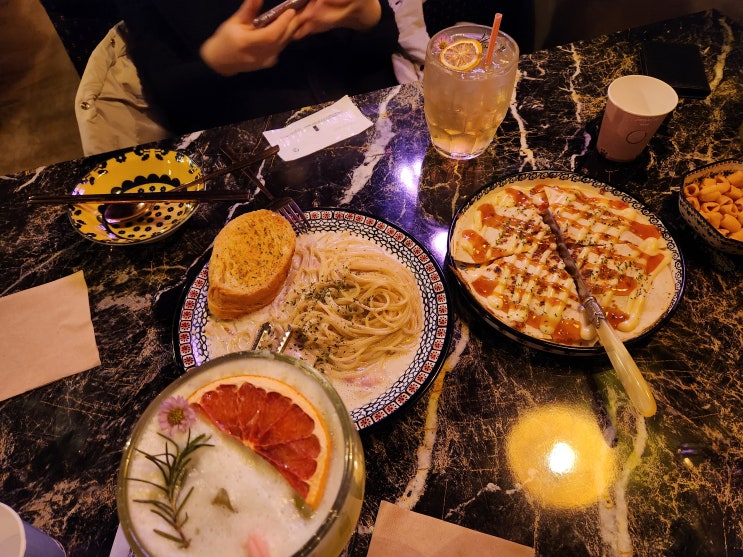 홍대 주섬주섬 (베이컨크림파스타, 쉬림프 퀘사디아, 치킨가라아게, 하이볼, 준벅, 애플 토닉) 홍대 주섬주섬 (베이컨크림파스타, 쉬림프 퀘사디아, 치킨가라아게, 하이볼, 준벅, 애플 토닉)