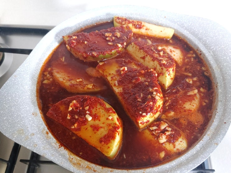  오늘의 개 엄마표 집밥~ 무조림 과 3년묵은지김치볶음