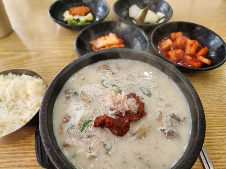  점심식사로 혼밥하기 좋은 "큰맘할매순대국 문래산들바다점" (메뉴판)
