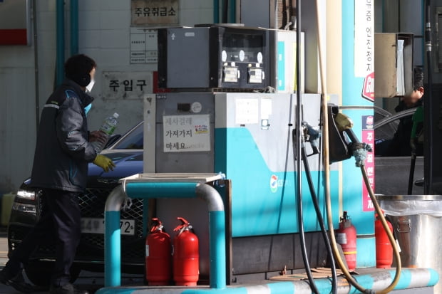 "동네 식당이나 모텔만도 못합니다"…주유소 사장님 눈물 "동네 식당이나 모텔만도 못합니다"…주유소 사장님 눈물