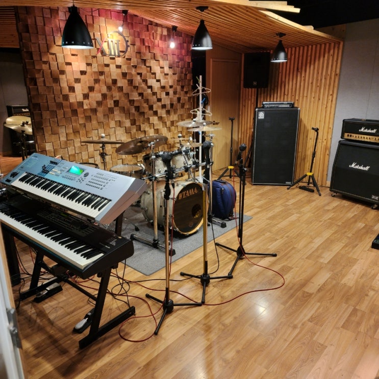  써틴 뮤직 스튜디오 (XIII MUSIC STUDIO) - 쾌적하고 깔끔한 송파구 삼전역 잠실 밴드합주실 리븎!