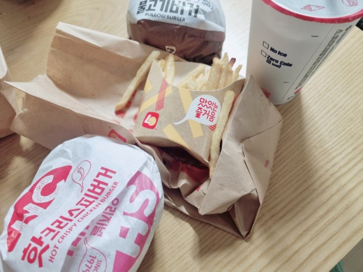  롯데리아 3월 이벤트 보러갔다가 먹방때림... 롯리 경기북부청사점