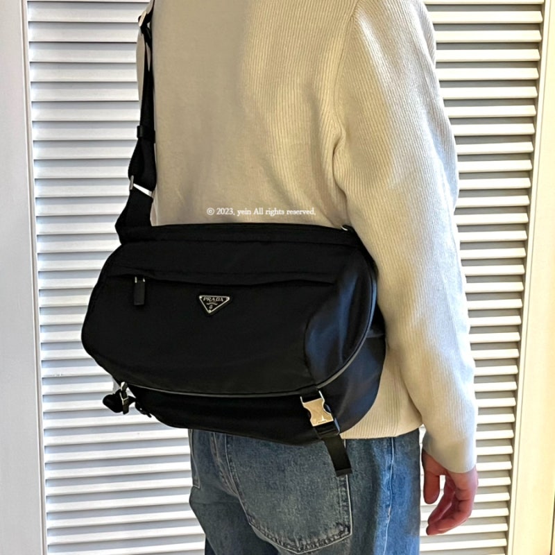 PRADA 프라다 바이커백 라지 (구매 후기, 사이즈 비교, 착용샷 ...