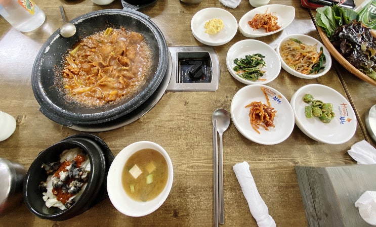  상추에 밥과 제육 그리고 우렁쌈장을 한쌈에 김천느티고을 응명동 맛집
