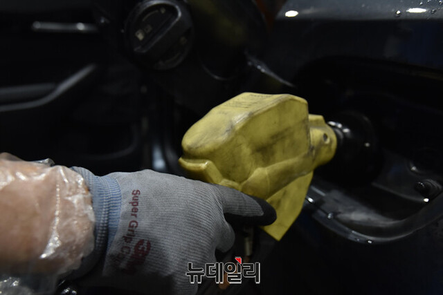 '석유제품 도매價 공개' 심의 또 연기… '관치경제' 여론 부담 '석유제품 도매價 공개' 심의 또 연기… '관치경제' 여론 부담