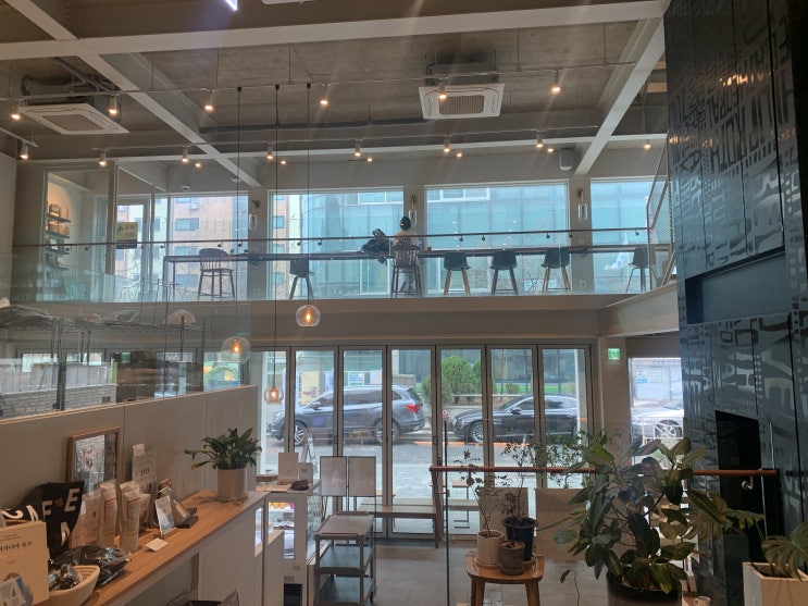  [연남동] 여유롭고 분위기 좋은 대형 북카페, 카페꼼마 연남점