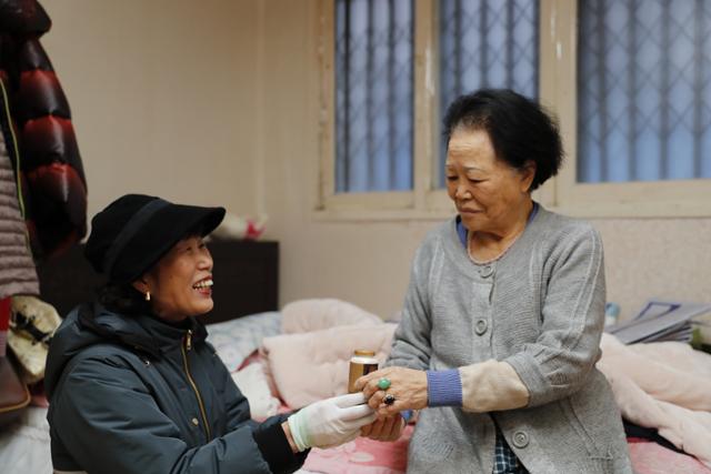 '고독사 막아라'…홀몸노인 돌보미 자처하는 hy '프레시 매니저' '고독사 막아라'…홀몸노인 돌보미 자처하는 hy '프레시 매니저'