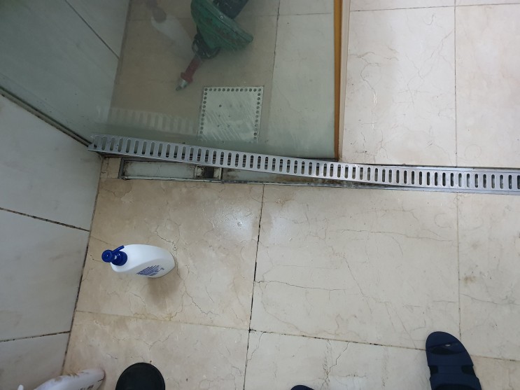 샤워실 긴 배수구 뚫기 화장실 바닥이 막히는 원인 해결법 송파 위례 성남