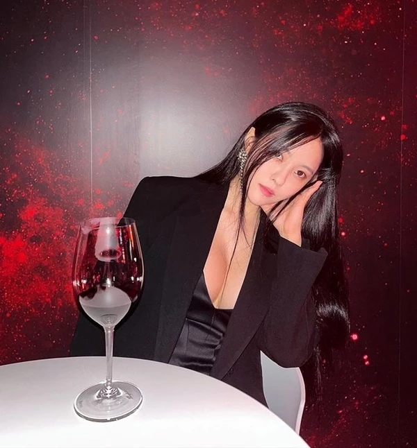 "황의조와 결별" 일베 논란의 티아라 효민, 빠르게 해명글 올려...과거 열애설 재조명 "황의조와 결별" 일베 논란의 티아라 효민, 빠르게 해명글 올려...과거 열애설 재조명