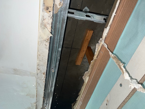 용인 중동 아파트 난방 누수 - 천정과 벽에 물이 흘러 벽지가 젖었어요!
