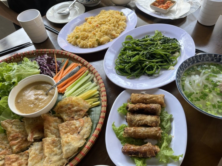 [다낭] 베트남 현지 음식 반쎄오 정식 맛집 HANA NGON-반쎄오 먹는 법