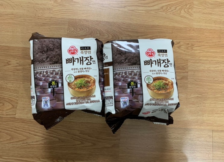 오뚜기 신상라면 봄한정판 "죽장연 빠개장면" 홍성냉이와 죽장연의 빠개장 ( 메주를 부숴서 고추씨와 보리쌀을 넣은) 의 조합이라 봄느낌 물씬인데다 국물맛이 끝내줘요! 오뚜기 신상라면 봄한정판 "죽장연 빠개장면" 홍성냉이와 죽장연의 빠개장 ( 메주를 부숴서 고추씨와 보리쌀을 넣은) 의 조합이라 봄느낌 물씬인데다 국물맛이 끝내줘요!