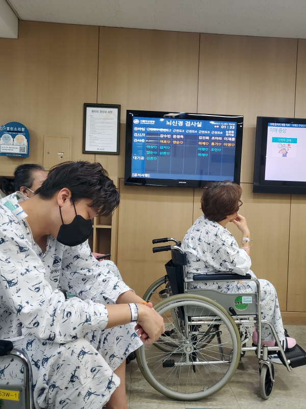 백신 피해자 두번 죽이는 들쑥날쑥 산재 심사…“병원도 못 밝히는 병명 특정해야 승인?” 백신 피해자 두번 죽이는 들쑥날쑥 산재 심사…“병원도 못 밝히는 병명 특정해야 승인?”