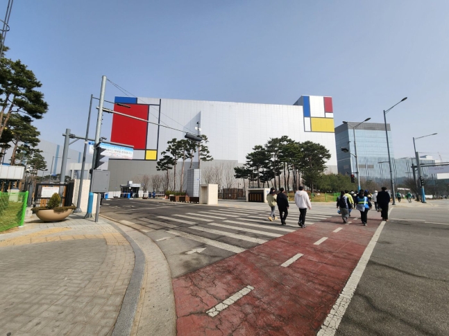 반도체 경기 불황에 ‘노가다 황금기’ 이끌었던 고덕도 쇠락 반도체 경기 불황에 ‘노가다 황금기’ 이끌었던 고덕도 쇠락
