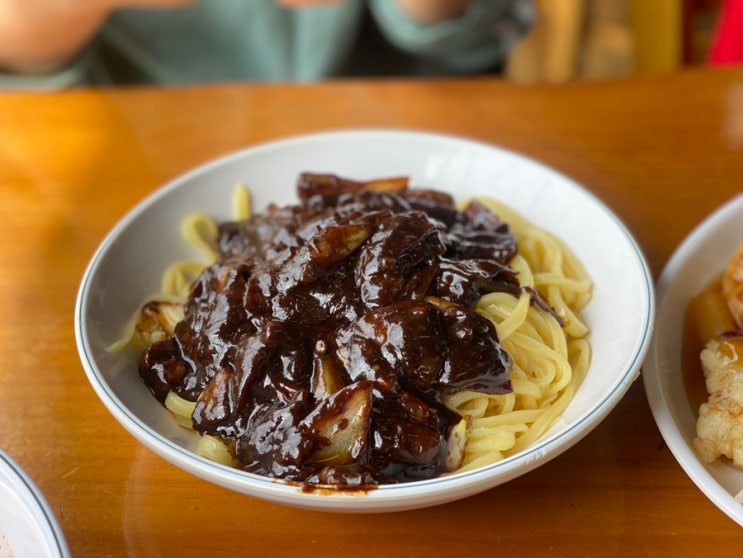  검암 아라뱃길 쫄깃쫄깃한 수타면으로 만든 짜장면 짬뽕이 맛있는 특허손짜장마을 인천점