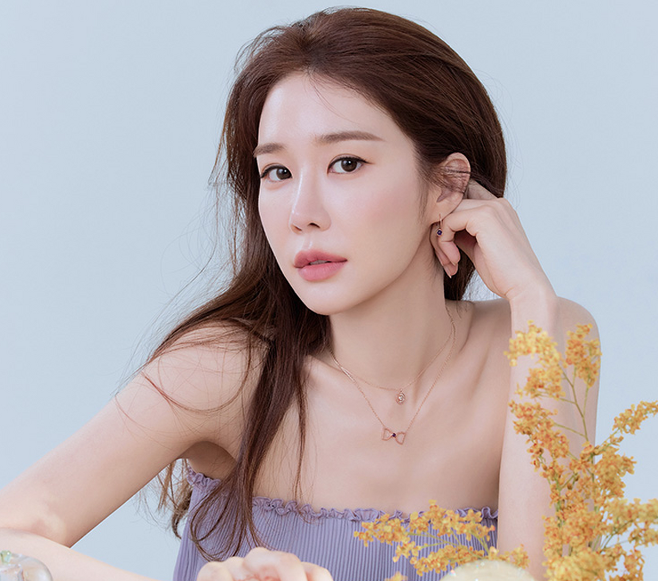"선생님의 편애 때문에 따돌림 당한" 유인나, 봄의 여신되어 연애 코치 '데보라'로 변신 "선생님의 편애 때문에 따돌림 당한" 유인나, 봄의 여신되어 연애 코치 '데보라'로 변신
