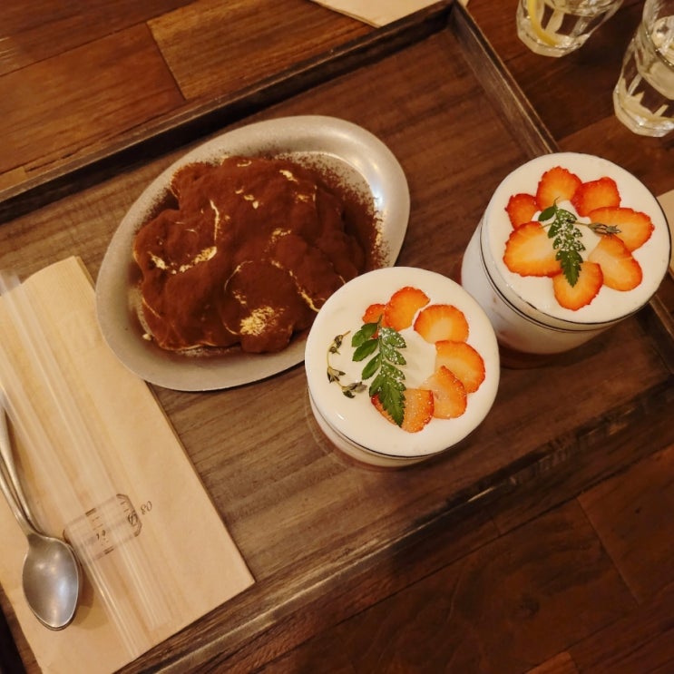  부산 광안리 카페 덕미아틀리에 딸기라떼 , 티라미수 후기