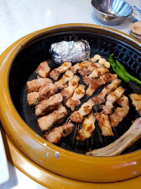  오목교삼겹살 육화식당 구워줘서 더 맛있는 육즙가득 암돼지!