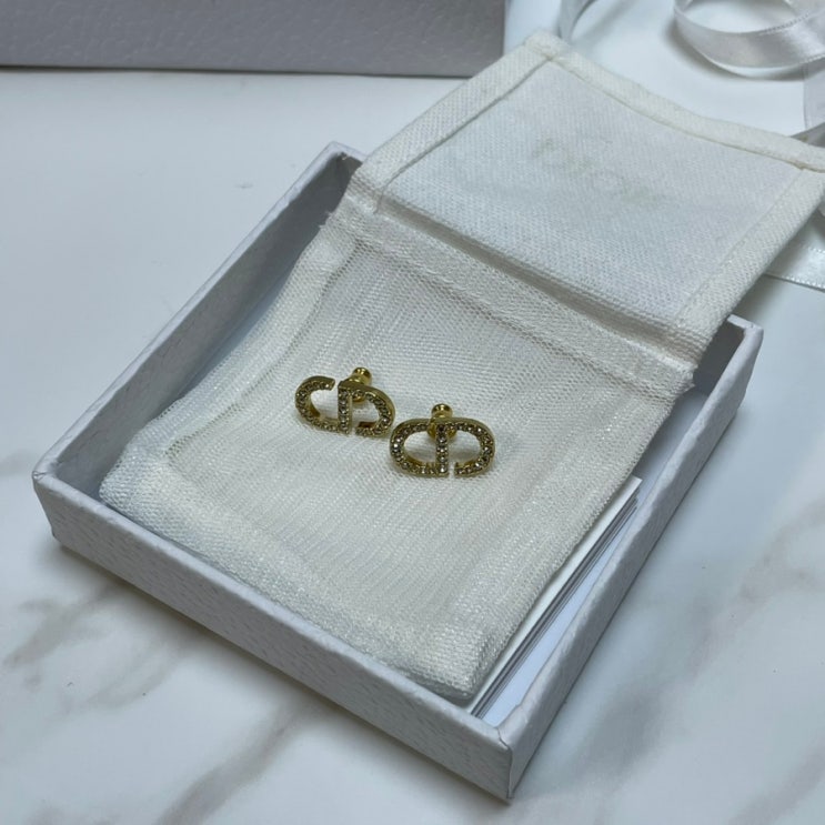  디올 쁘띠 CD 스터드 귀걸이(Dior Petit CD)