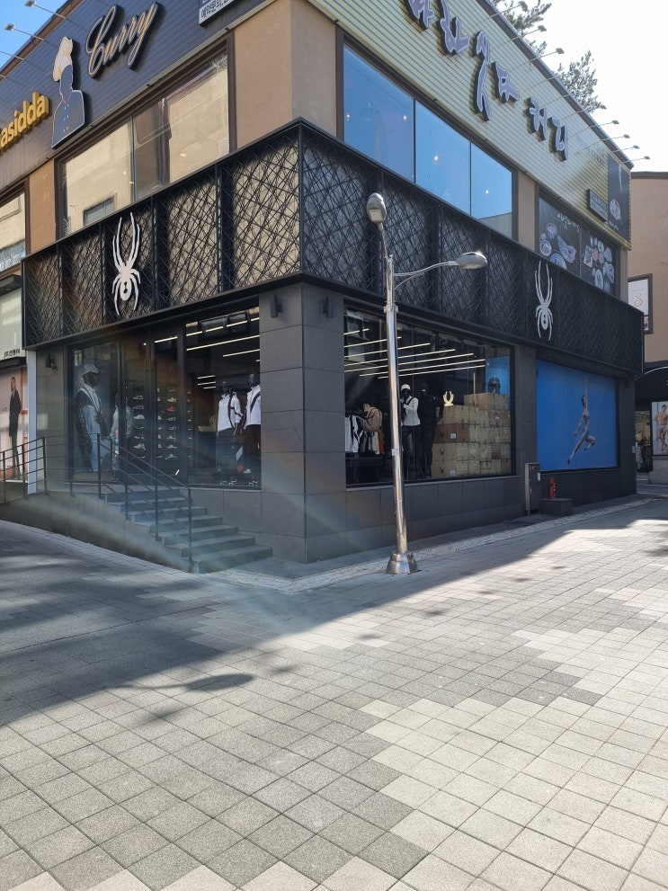  거미가 줄을 타고 올라갑니다~ 스파이더맨이 사랑하는 브랜드, 스파이더 매장 인테리어 탐방기