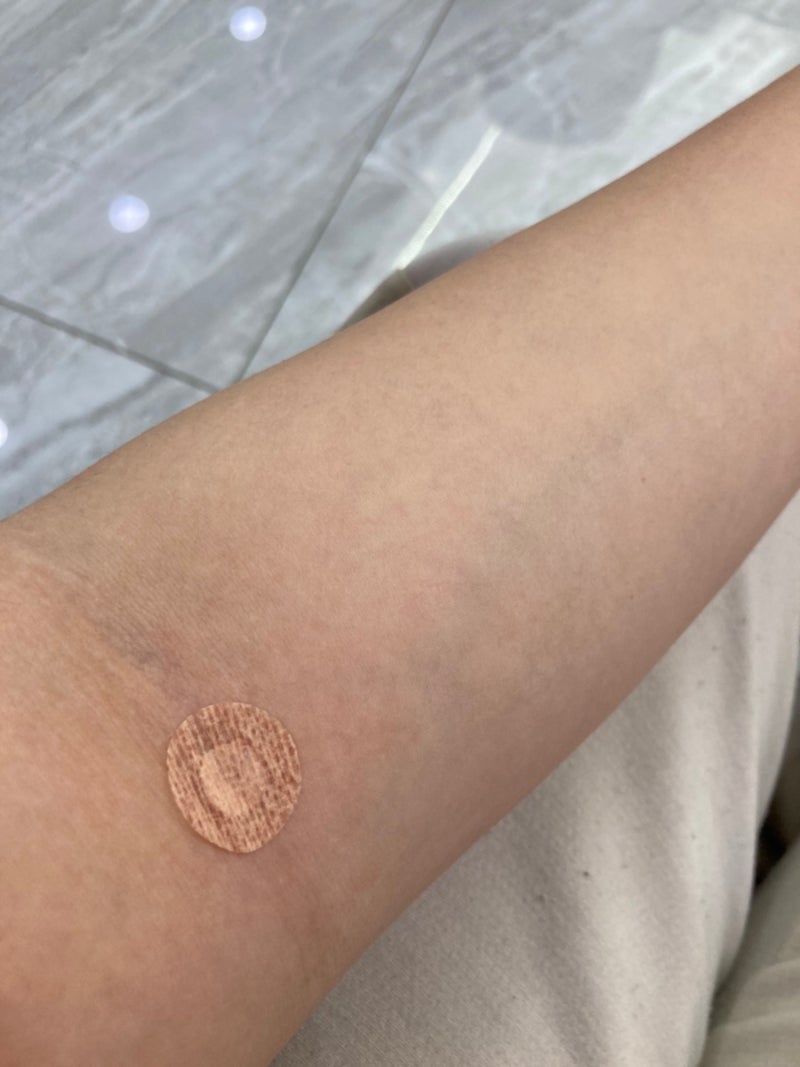 집에서 다운 증후군을 앓고 있는 어린 딸을 어깨에 안고 있는 아버지. 사진 – Unsplash의 가족 이미지, image size:800x1067