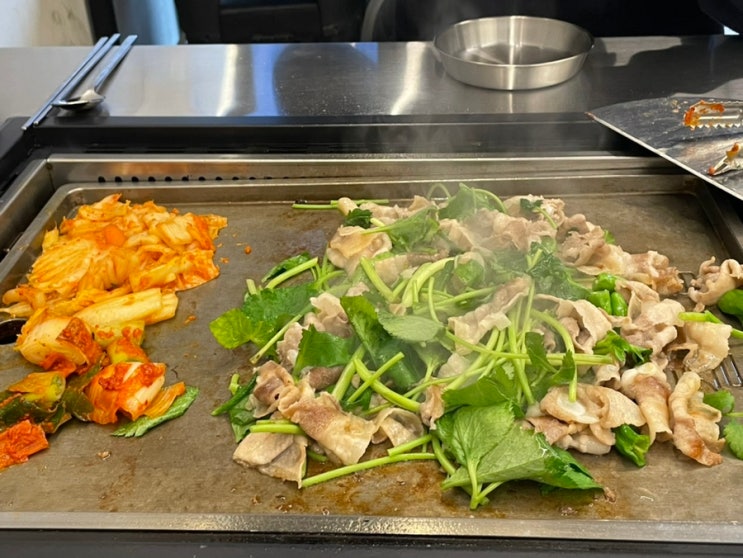  [고기굽는철판집] 참나물과 대패삼겹살의 미친 조화 - 천안 불당동 고기집 맛집