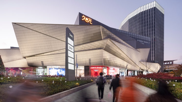  Commercial Shopping Centres_안뜰과 다양한 발코니가 특징인 상하이 북부의 최대 쇼핑센터