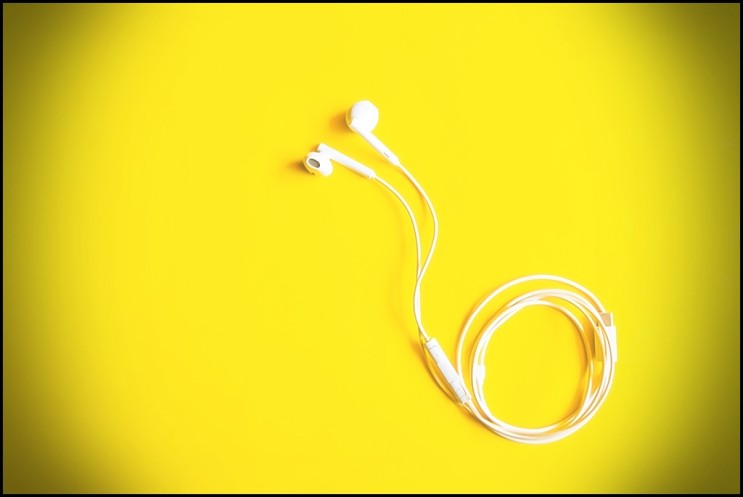 올바른 이어폰 사용 방법으로 청력손상 예방하기