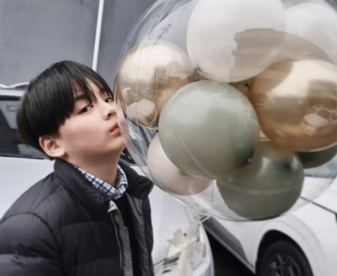 류진 아들 찬호, 중학생 된 '리틀 뷔'…벌써 아이돌 비주얼 류진 아들 찬호, 중학생 된 '리틀 뷔'…벌써 아이돌 비주얼