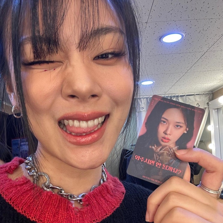 힙한 매력으로 인기 끌고 있는 가수 비비, 어린 시절 사진 공개하자 반응 폭발 힙한 매력으로 인기 끌고 있는 가수 비비, 어린 시절 사진 공개하자 반응 폭발