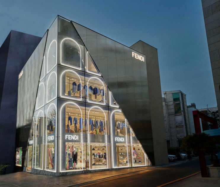  Commercial Shops_청담동에 문을 연 펜디의 첫 번째 한국 플래그십 팔라초 펜디 서울