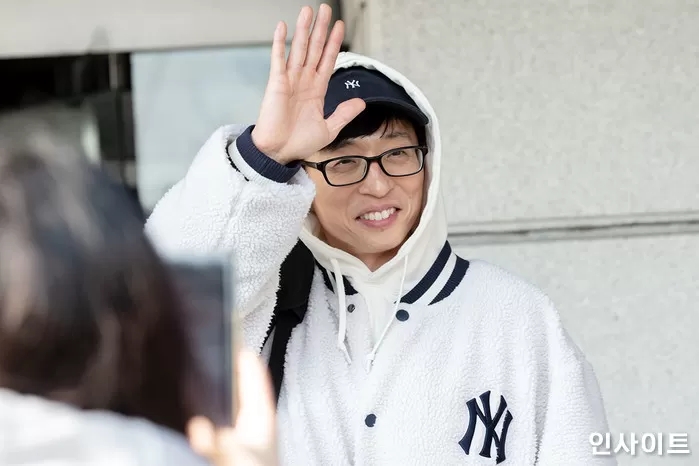 "아빠가 부자라서" 유재석 아들, '로고 박힌' 옷 입고...교사가 폭로한 인성에 모두가 놀라 "아빠가 부자라서" 유재석 아들, '로고 박힌' 옷 입고...교사가 폭로한 인성에 모두가 놀라