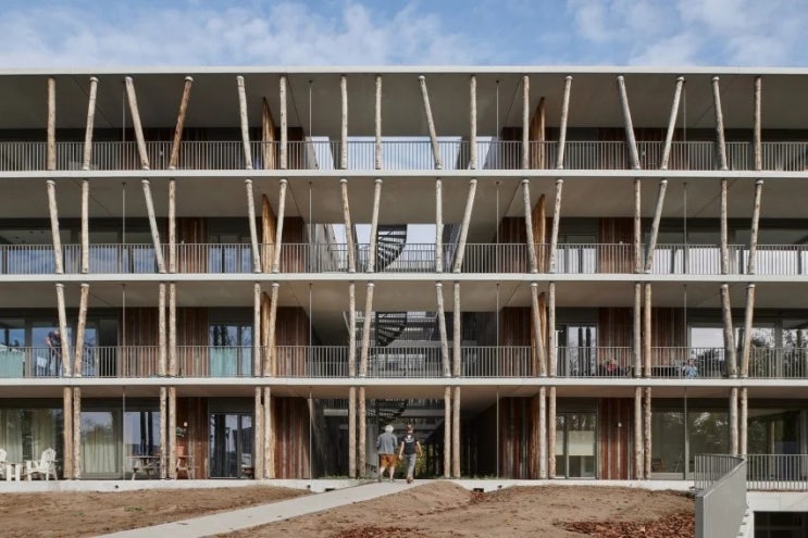  Residential Apartments_자연을 받아들이고 숲에 몸을 담그는 숲과 오버랩 된 아파트