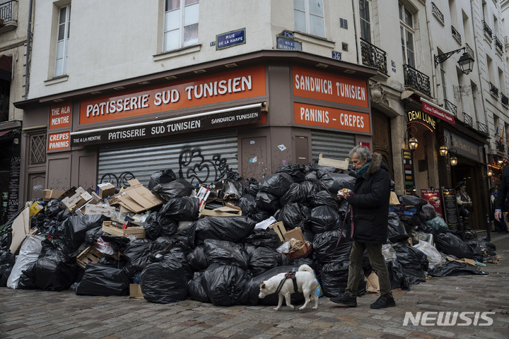 佛 연금개혁 반대 시위 여파로 파리 거리에 쌓인 쓰레기 더미 [뉴시스Pic]