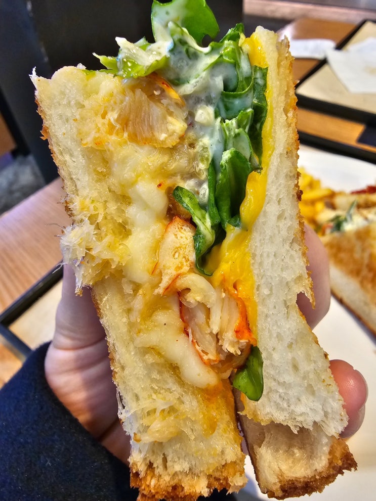  압구정, 매운곱창쌀국수(땀땀) 와 랍스터샌드위치(랍스터바)를 한꺼번에 맛볼 수 있는 '갤러리아 고메494'