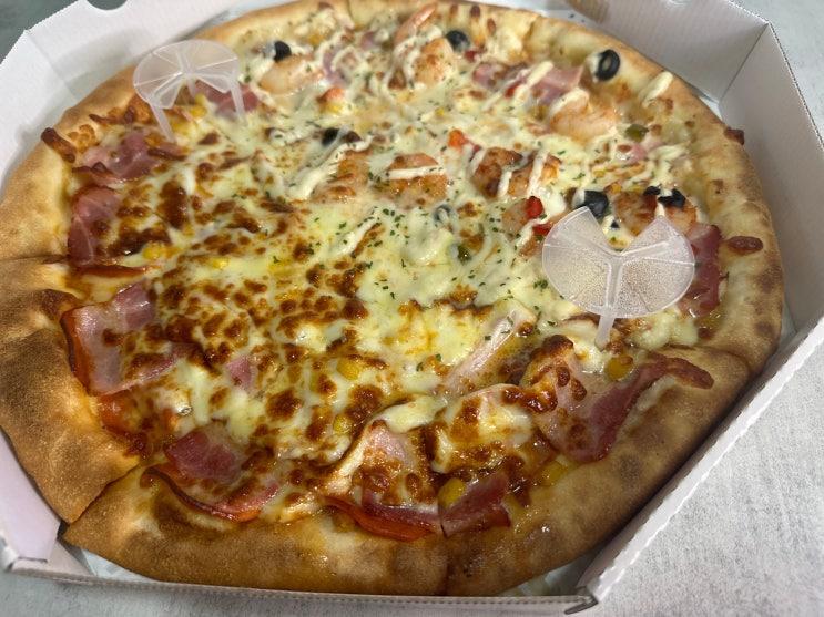  네오피자 직영점 고민 많은 요즘 피자먹고 표정 피자 ! 네오피자 맛있네오 (반반한 피자 + 떡볶이)