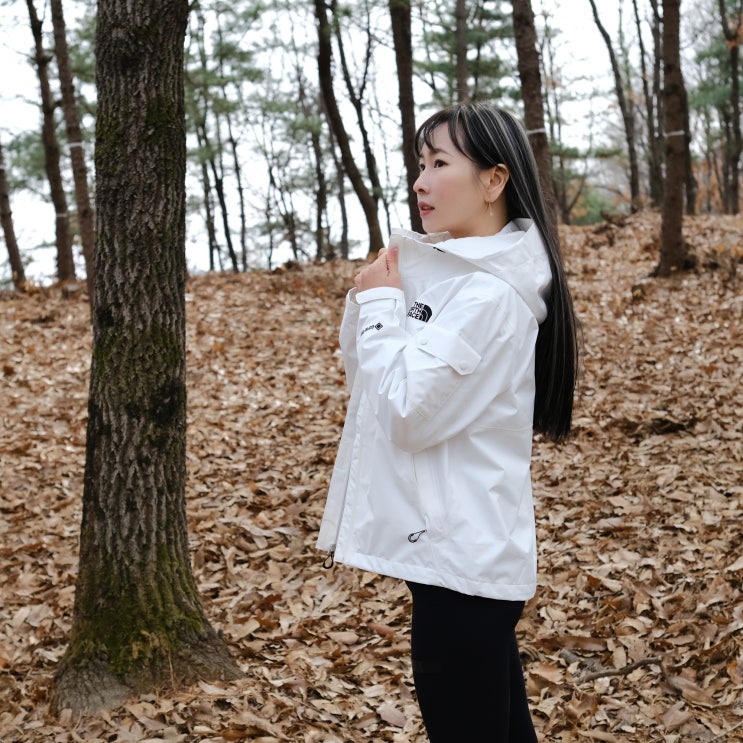 여자 등산코디 노스페이스 바람막이 고어텍스 자켓 + 운동화 여자 등산코디 노스페이스 바람막이 고어텍스 자켓 + 운동화