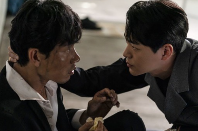 '모범택시2' 신재하, '일타 스캔들' 이어 또 벽에 사진 붙였다 '모범택시2' 신재하, '일타 스캔들' 이어 또 벽에 사진 붙였다