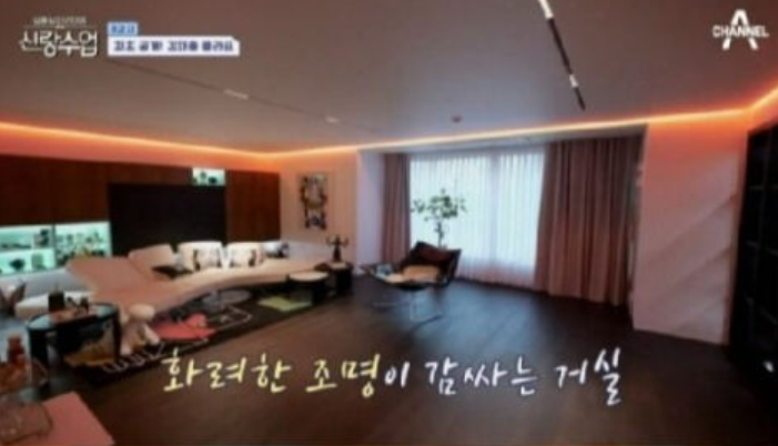 김재중, 데뷔 20년 만에 집 공개…"일부러 집같지 않게 만들어" 김재중, 데뷔 20년 만에 집 공개…"일부러 집같지 않게 만들어"