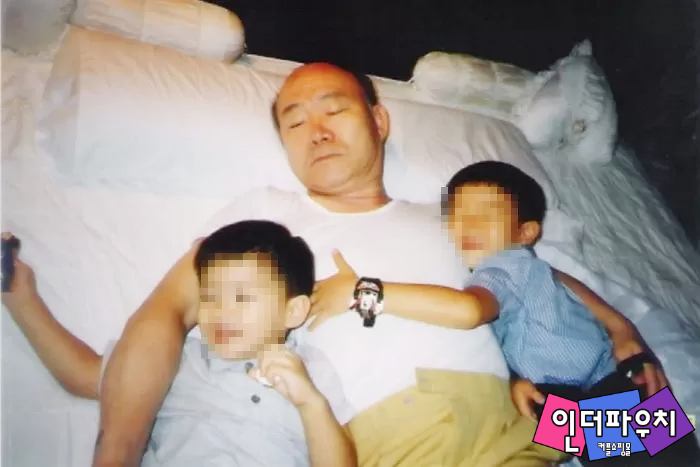 전두환 손자, 가족사진 공개하며 "할아버지는 학살자...가족들 검은돈 쓰고 있다" 폭로