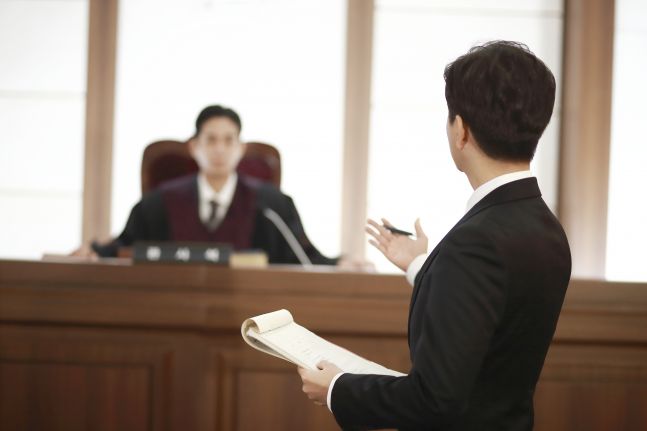 '보험왕' 설계사 고수익 상품 속여 35억원 챙겨... 법정 공방 예상 '보험왕' 설계사 고수익 상품 속여 35억원 챙겨... 법정 공방 예상