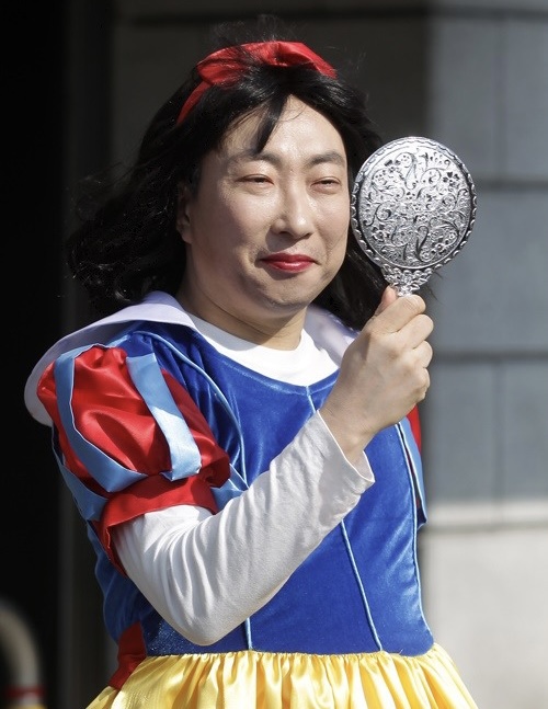  곁에 있는 사람.