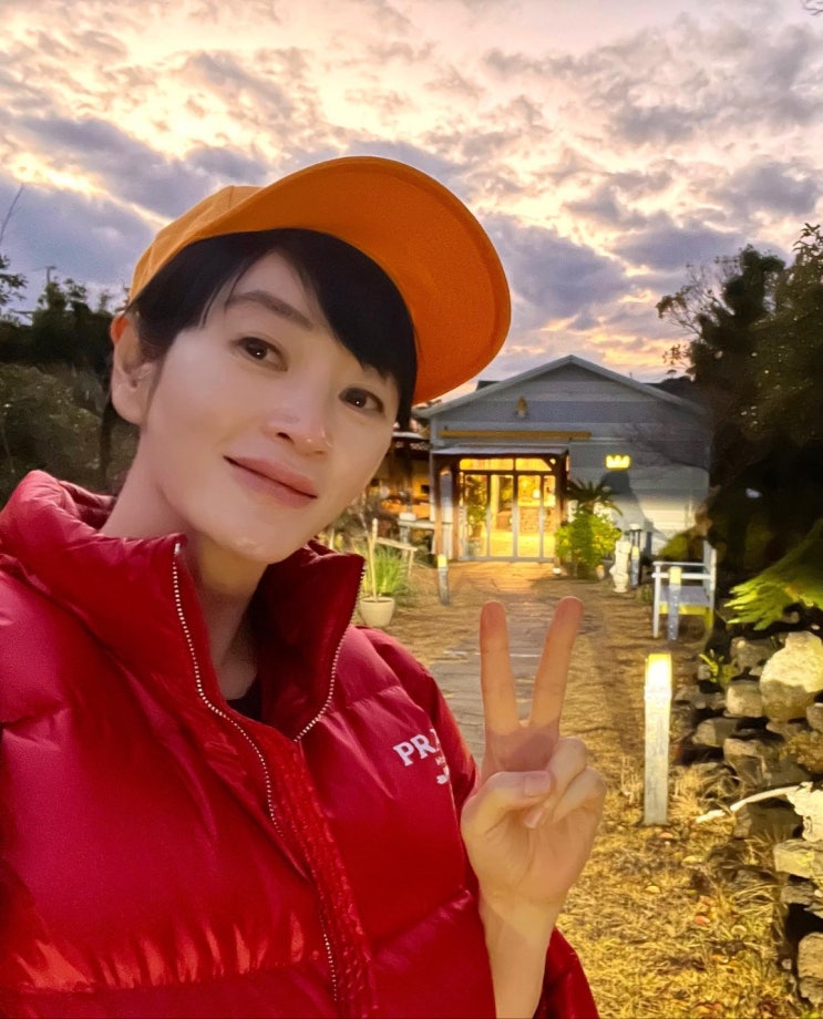 "너무 외롭고 힘들어" 김혜수, 절친 송윤아에게 '은퇴' 고백하자 네티즌 깜짝 놀라 "너무 외롭고 힘들어" 김혜수, 절친 송윤아에게 '은퇴' 고백하자 네티즌 깜짝 놀라