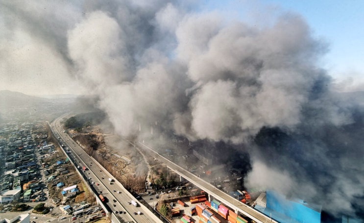 봄철 화재사고 공장화재피해 불길 속 열차와 방음터널 트럭운전자 불구속