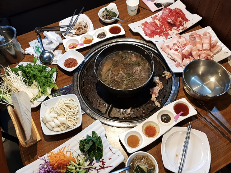 강남역 맛집 <퀸즈가든 강남역점> 샤브샤브&월남쌈 무한리필로 즐기고 <룸카페 허니룸>에서 무제한 휴식