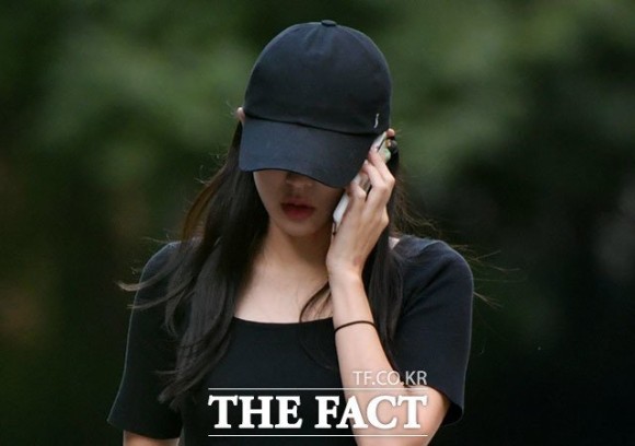 <b>조국</b> 북콘서트 무대에 깜짝 등장…<b>박수</b> 받으며 “아빠 응원”
